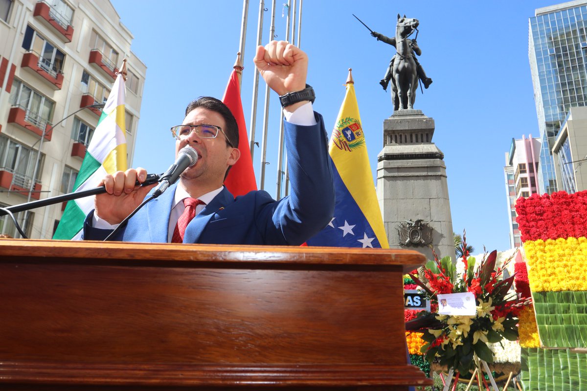 EmbaveBolivia's tweet photo. 🇻🇪🇧🇴En Bolivia conmemoramos 240 años del Natalicio de Simón Bolívar y el Bicentenario de la Batalla Naval del Lago con ofrendas florales y desfile en compañía de autoridades del Estado, Mov sociales, Cuerpo Diplomático, Fuerzas Armadas y pueblo de La Paz. @NicolasMaduro @yvangil https://t.co/PKu1cyTmoJ