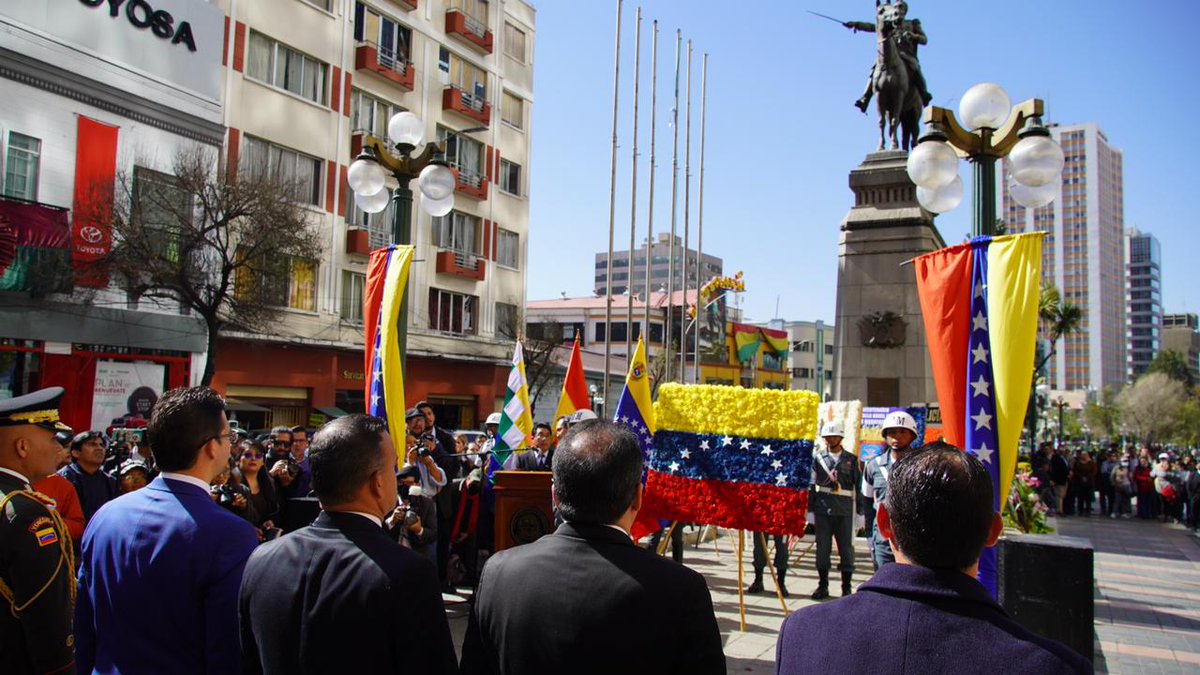 🇻🇪🇧🇴En Bolivia conmemoramos 240 años del Natalicio de Simón Bolívar y el Bicentenario de la Batalla Naval del Lago con ofrendas florales y desfile en compañía de autoridades del Estado, Mov sociales, Cuerpo Diplomático, Fuerzas Armadas y pueblo de La Paz. @NicolasMaduro @yvangil