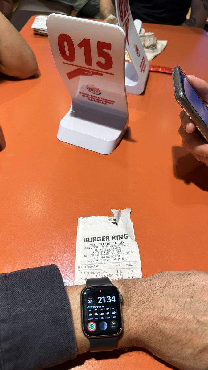 erreur_systemm's tweet photo. Ça se passe comment @BurgerKingFR @BurgerKing, 30 mins d’attente et toujours pas de service… vive les vacances au pays du @futuroscope https://t.co/uznAMduFUu