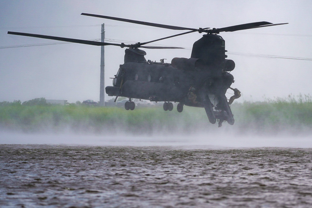 7thForces's tweet photo. #LaFamilia

7th Special Forces Group (Airborne) Soldiers conduct HELOCAST and Hoist recovery operations at Hunter Army Airfield, GA, on July 21, 2023. The training helps soldiers to expand their skills and abilities in navigating riverine environments.

#LoQueSea | #DondeSea https://t.co/THmE0fyDjS
