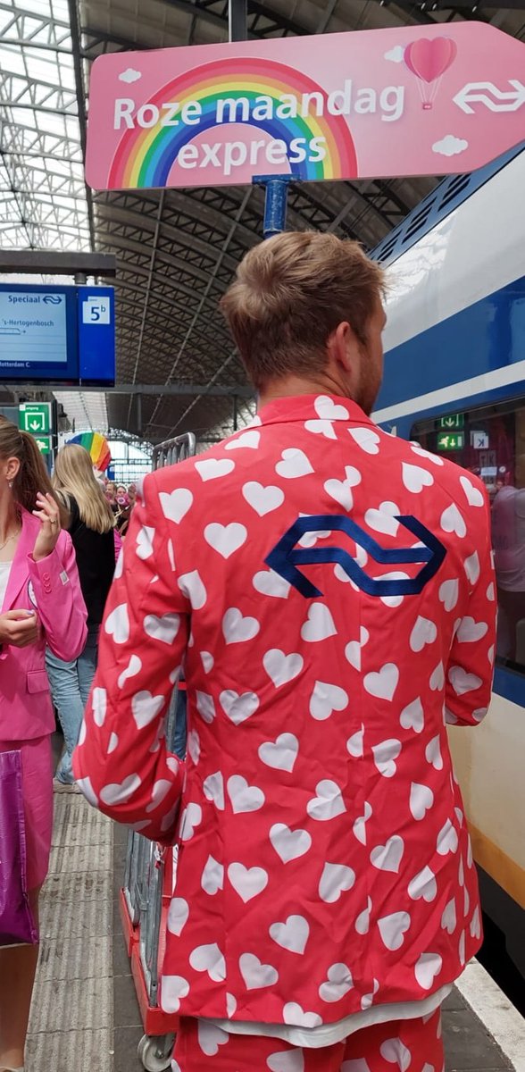 En vandaag mochten mijn dochter en ik met deze trein mee, we hadden kaartjes gewonnen. Het was een geweldig feestje. #rozemaandagexpress