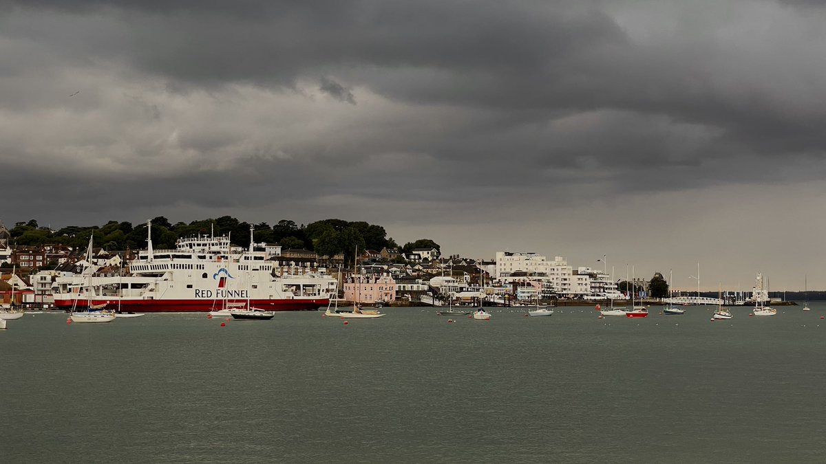 JustinMerrigan's tweet image. Moody skies cast @RedFunnelFerry Red Osprey in an eerie light as she leaves Cowes this evening.