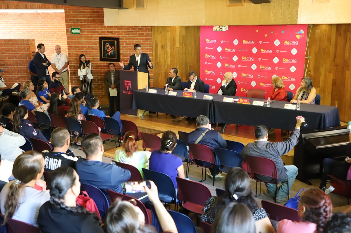 JCFloresMiramon's tweet photo. Esta mañana refrendamos nuestro compromiso hacia el desarrollo de las infancias con la firma de un convenio con Grupo @Ferrero_MX para implementar desde la metodología Kinder Joy Of Moving, una capacitación de vida activa a 100 docentes de educación física de primarias de Jalisco https://t.co/EoVj3jPV0H