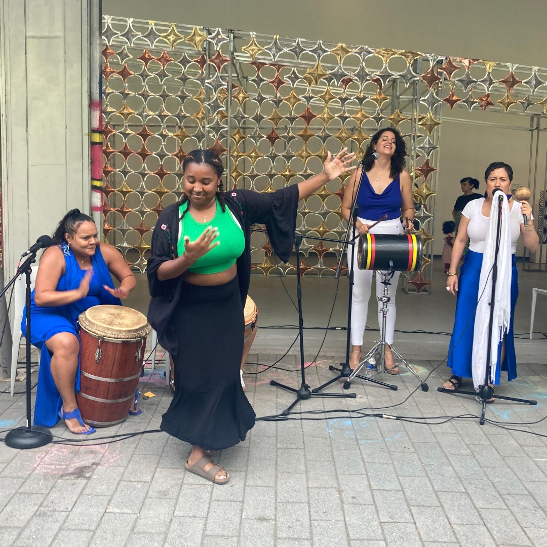 HPAC_chicago's tweet photo. Thank you for joining us on Saturday for another fantastic Center Day. Seeing so many familiar and new faces participating in art activities, dancing with Las Bompleneras, visiting our galleries and celebrating art and community was beautiful.
#HydeParkArtCenter #CenterDay https://t.co/wNhcmMryDI