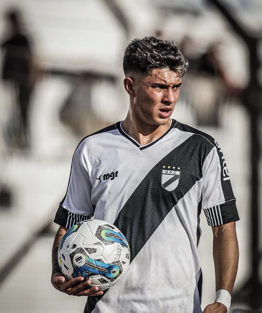 EmCraques's tweet photo. O SCOUT DO BOTAFOGO ESTÁ DE PARABÉNS

🚨 | Botafogo realiza PROPOSTA OFICIAL por Mateo Ponte, lateral-direito do Danubio, do Uruguai.  O Alvinegro oferece 9,4 milhões de reais pelo jovem. https://t.co/8bm5wRVxeP
