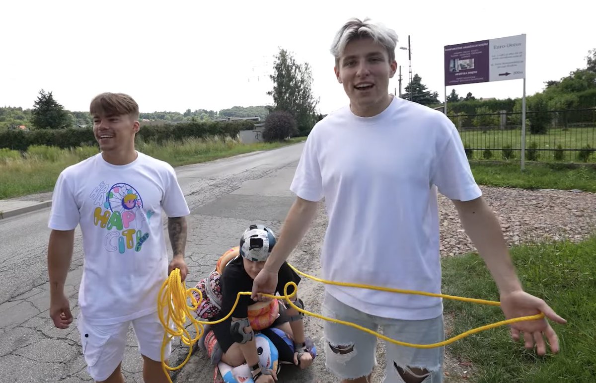 ona: pewnie mnie zdradza
on: 
#mortalcio
