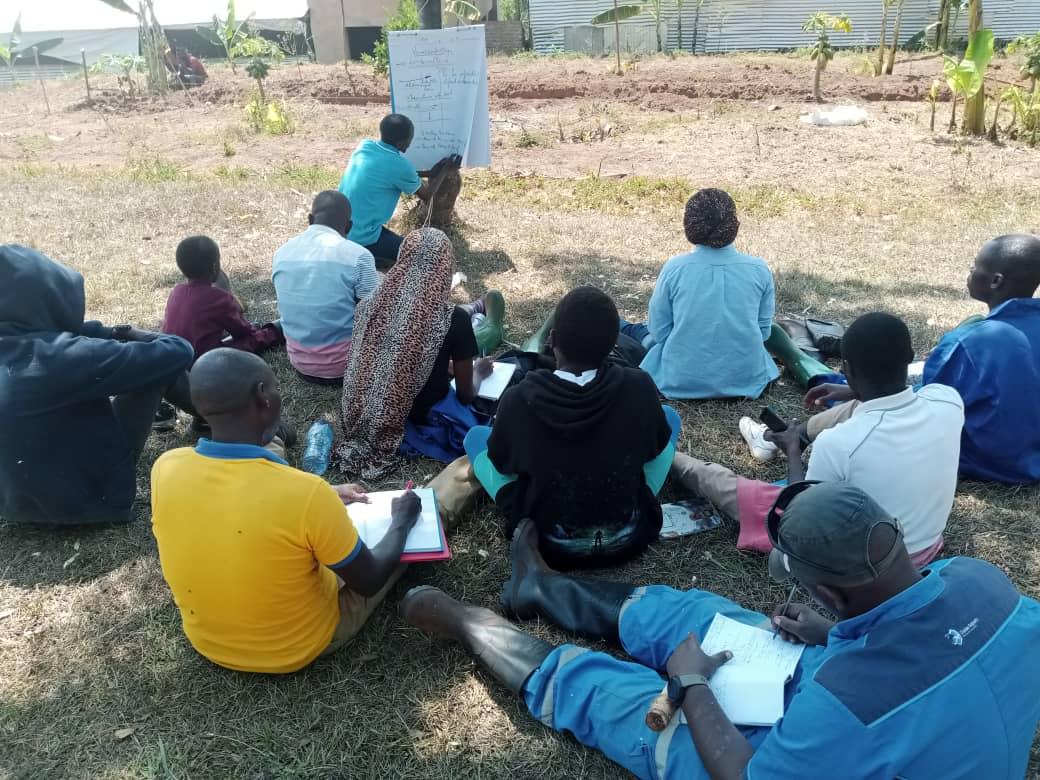 MaisonFermier's tweet photo. Quand c’est dans l’usine on travaille là, quand c’est  aux champs on travaille là, quand c’est dans le poulailler on s’asseoit là! La ferme est conçue de manière à favoriser les formations. C’est la formation à la ferme ! https://t.co/EDmUU4uSvT