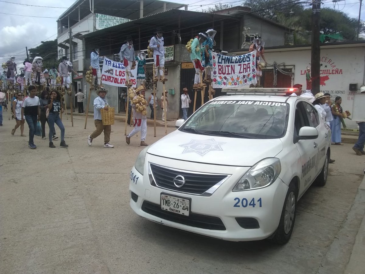 PolVial_GobOax's tweet photo. Mantenemos el dispositivo vial en la Villa de #Zaachila para brindar protección a los cientos de asistentes a la #Guelaguetza2023 que se lleva a cabo en el Cerrito de   esta comunidad zapoteca. #Oaxaca

@GobOax
@salomonj
@SSPC_GobOax
@IvanGarcia_A
@ToryLopezS https://t.co/CNnM6ouBHP