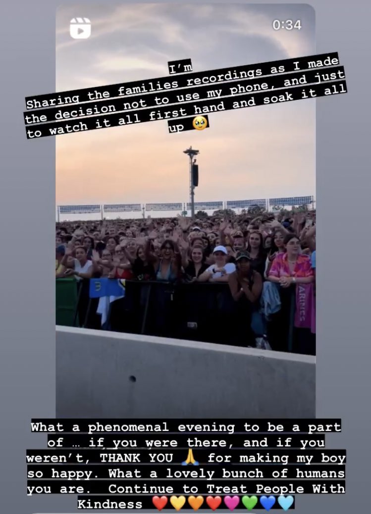 Anne, la mamma di Harry, ha postato questa storia.

‘Che foste lí presenti o meno, GRAZIE per aver reso il mio ragazzo così felice. Siete un gruppo di persone meravigliose.‘