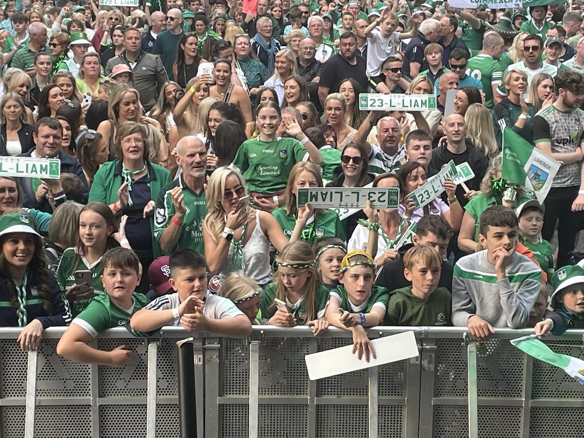 LimerickCLG's tweet image. What a turnout for the homecoming of our heroes