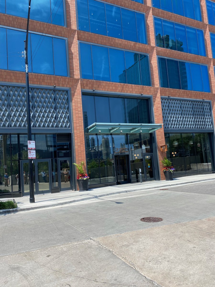 ALALicensedarch's tweet photo. A fascinating Fulton Market walking tour of precast concrete and brick used in real-life projects. Presented by Joe Lombard, PCI of IL and WI and Will Quam of Brick of Chicago. #licensedarchitect #pciofillinoisandwisconsin #brickofchicago #precastconcrete #fultonmarketchicago https://t.co/VrGXWYyn4q