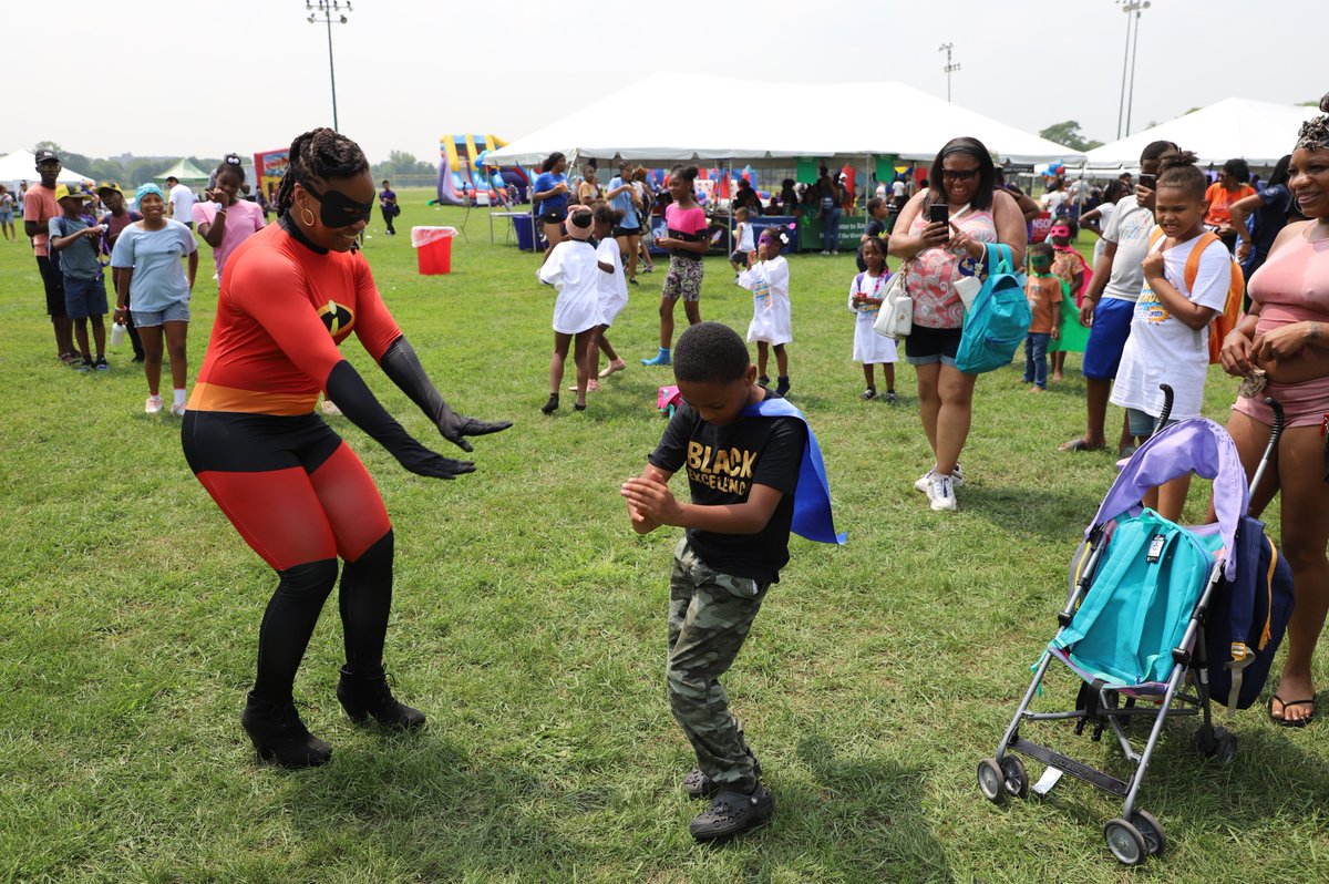 Chicago Public Schools Back-to-School Bashes continues tomorrow at <a href="/ElementaryNixon/">Nixon Elementary</a> in Hermosa Find more locations and dates here: bit.ly/3vn5p9P