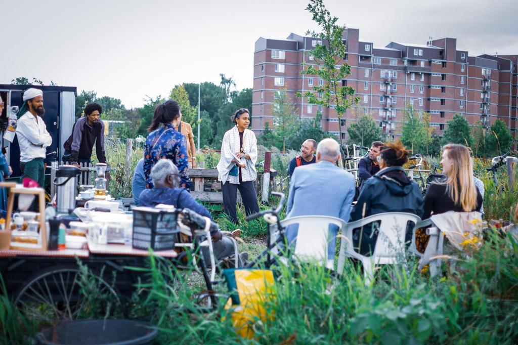 Klopt:

"Er hoeft echt geen voedseltekort te zijn, er is alleen een kennistekort. Er kan echt overal voedsel groeien. Die kennis wil ik hier graag met anderen delen, want hier is echt een sterke community."

at5.nl/artikelen/2216…

Wij willen dit ook in de #Lutkemeerpolder