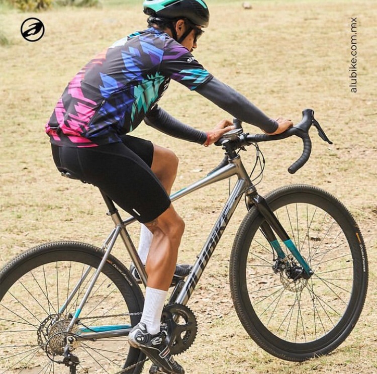 werbikes's tweet photo. ¿Y tú aún no estás listo para Gravelear?

Con Alubike tienes una gran opción de entrarle a la aventura, Alubike Revel con grupo Shimano SORA 2x9 V, una gran opción a un gran precio. $21,999 pesos

#AlubikeRifa

Más información vía Whatsapp 5589265851

:

:

:

#weRbikes https://t.co/YjWrzRT00V