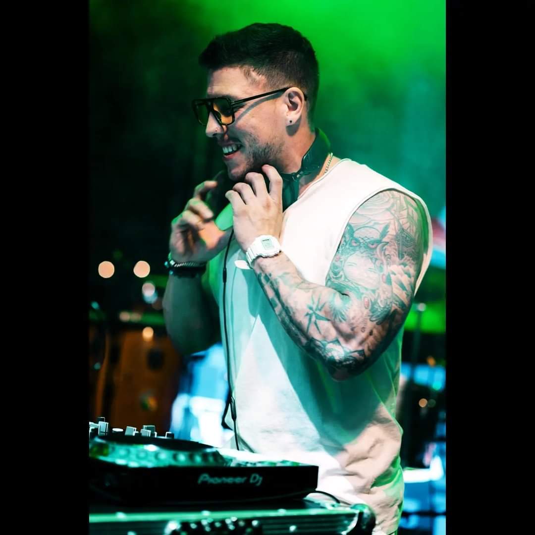 LasCosaComoSon_'s tweet photo. Felipe Duque, un dj colombiano radicado en El Salvador, ha sido denunciado tras haber agredido físicamente de manera brutal a su novia. 

La víctima logró capturar un momento en que se le ve al dj con actitud agresiva y agrediendola mientras este conducía. https://t.co/ckTiqPajOQ