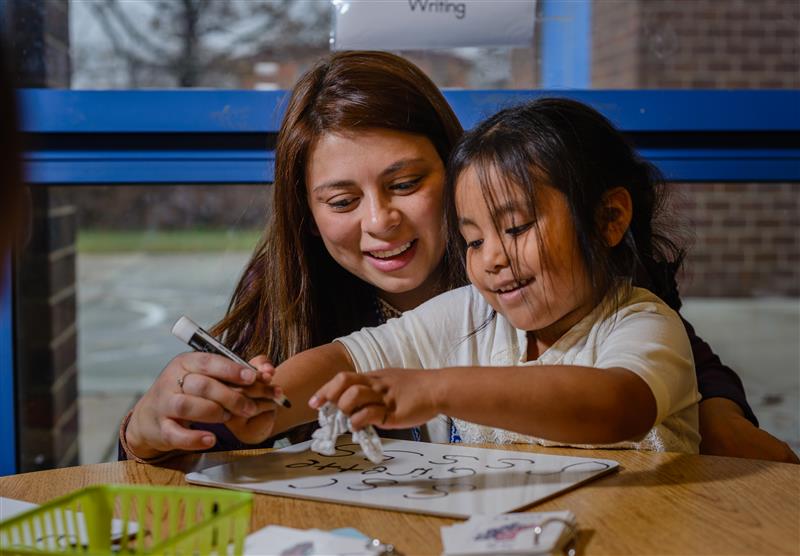 MCPSEspanol's tweet photo. ¡La educación de su hijo comienza aquí! Regístrelos en pre-k para el mejor comienzo de aprendizaje https://t.co/615ApYval9. https://t.co/lhZejgdj8O