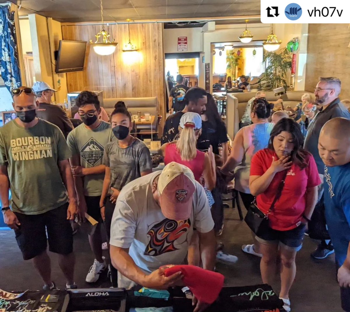 Come shop for @vh07v gear at @konakitchen Seattle from 4-7pm today! Come by and check it out! Share the aloha! 🤙 Kona Kitchen 8501 5th Avenue NE Seattle, WA 98115 #VH07V #konakitchen #ALOHA #LiveAloha #MadeInHawaii #SupportLocal #Hawaii