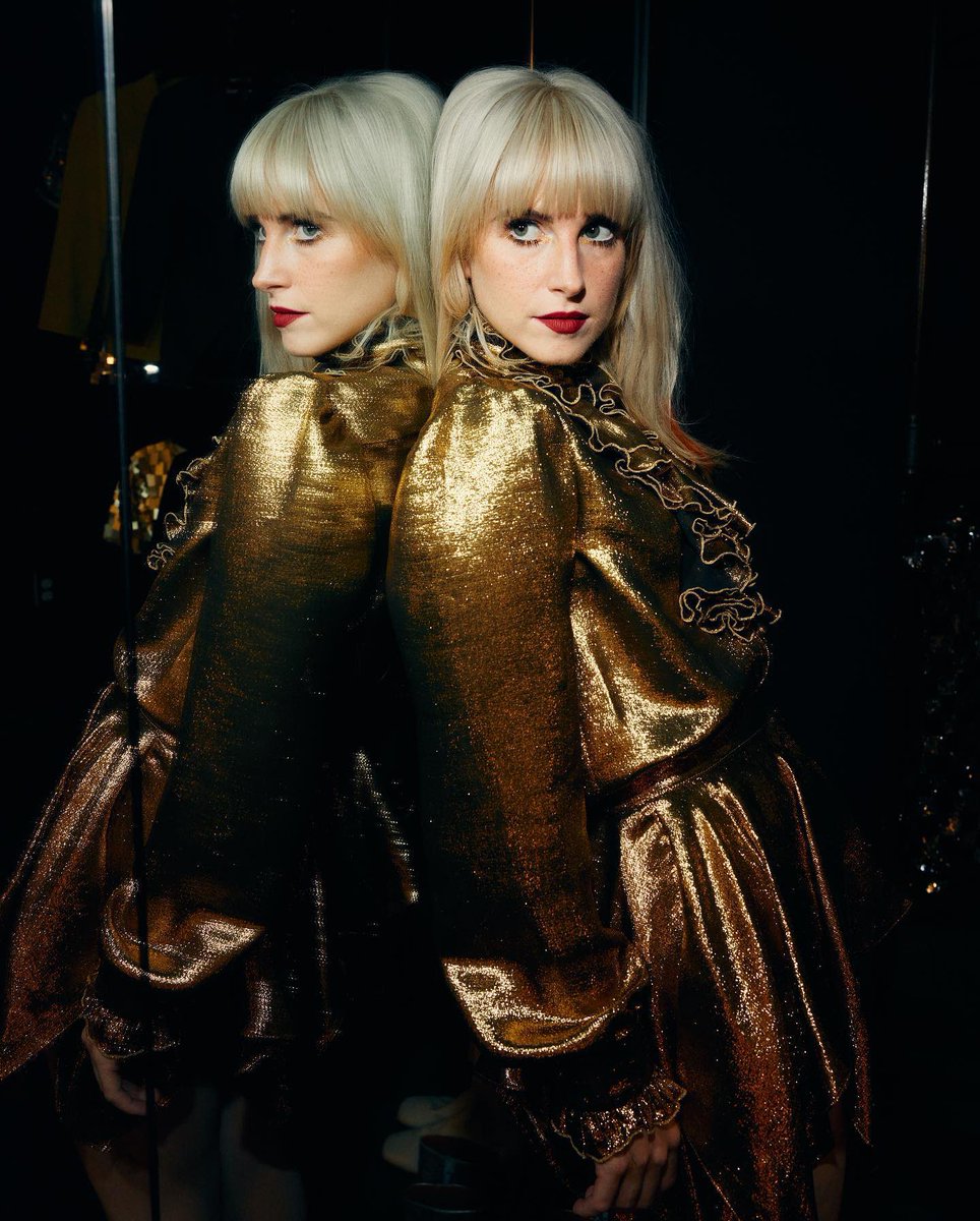 italiaparamore's tweet photo. New photos of Hayley Williams backstage at The Forum in Los Angeles, CA

Taken by Zachary Gray https://t.co/eSAEeXl8J3