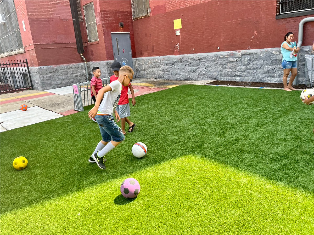 PHLschools's tweet photo. Francis Scott Key School received a $120k grant from @RepFiedler's Office for a new playground. In collaboration with The Fund, Capital Projects, @PHSgardening, @LoMoPhilly, @SEAMAAC and @DonorsChoose, students can enjoy a multipurpose outdoor classroom and play space. #PHLED https://t.co/RkXPohdab1