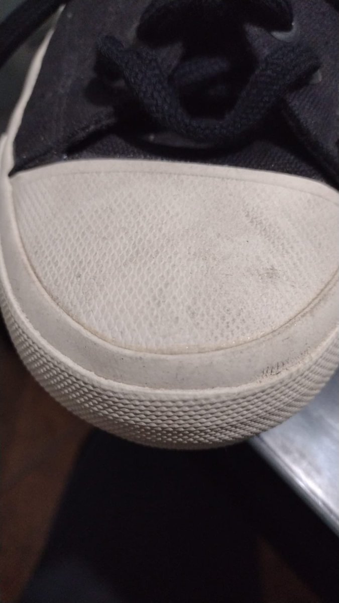 giorgiivicky's tweet photo. Compré unas zapatillas @TopperArgentina y me vinieron ATENTI: sucias, despegadas Y SIN PLANTILLAS. Ni mi peor enemigo me hace estas cosas.
Adjunto las pruebas https://t.co/PwNwOydn8I