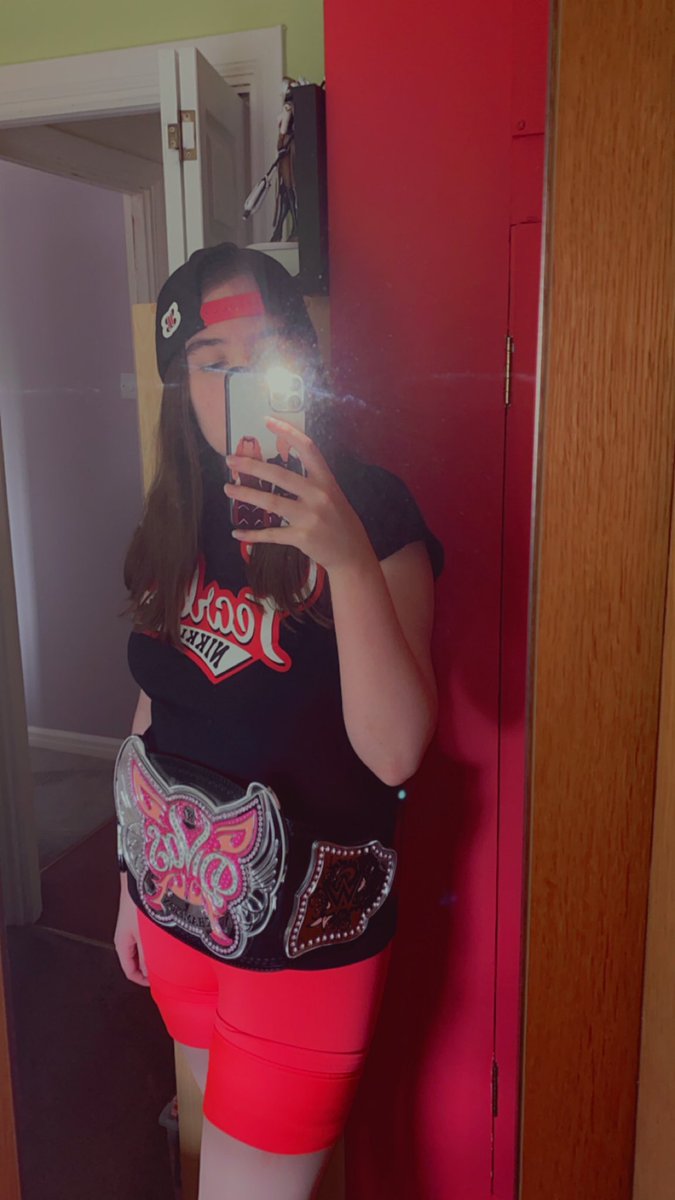 Thoughts on this Nikki Bella cosplay I quickly put together? I’m not sure if I like it or not :( https://t.co/eAzvHd3z9H