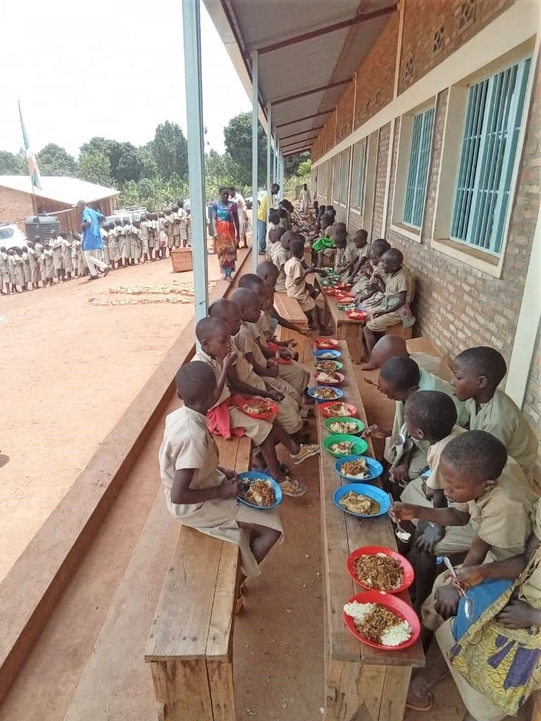 DjomedaK's tweet photo. @MathiasMogge @WFP In Burundi we provide 160,000 schoolchildren in 161 schools with a hot meal every school day thanks to a WHH-WFP partnership. This meal keeps children in the education system longer, increases the success rate and eases the financial burden on parents, most of whom are vulnerable https://t.co/kLExyiJhui