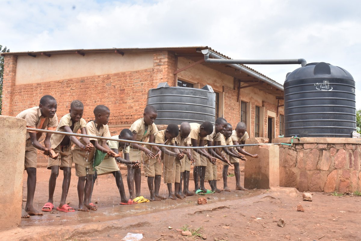 DjomedaK's tweet photo. @MathiasMogge @WFP In Burundi we provide 160,000 schoolchildren in 161 schools with a hot meal every school day thanks to a WHH-WFP partnership. This meal keeps children in the education system longer, increases the success rate and eases the financial burden on parents, most of whom are vulnerable https://t.co/kLExyiJhui