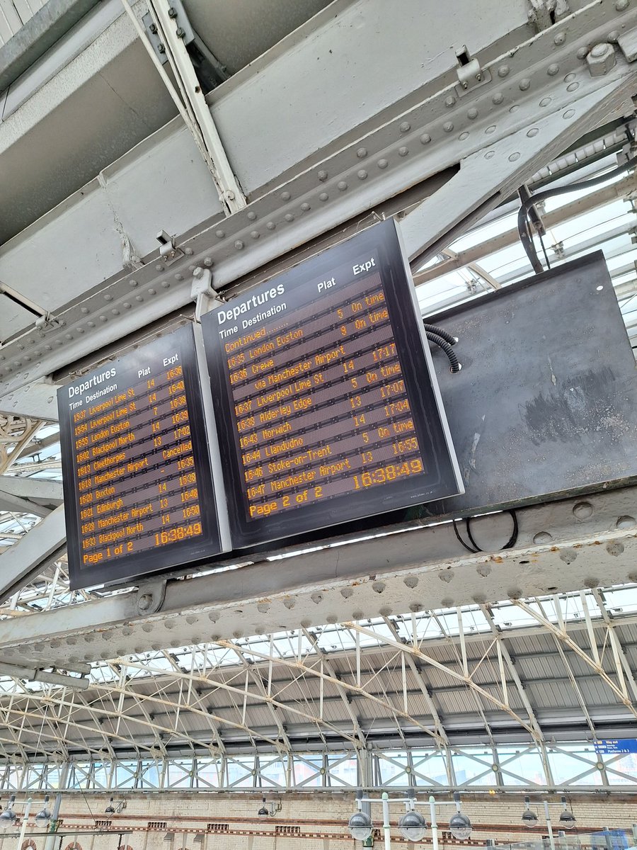 willclaytn's tweet photo. It's apparently on Platform 5, but the Avanti West Coast train on that platform must have eaten it https://t.co/kTBxQzrzVM