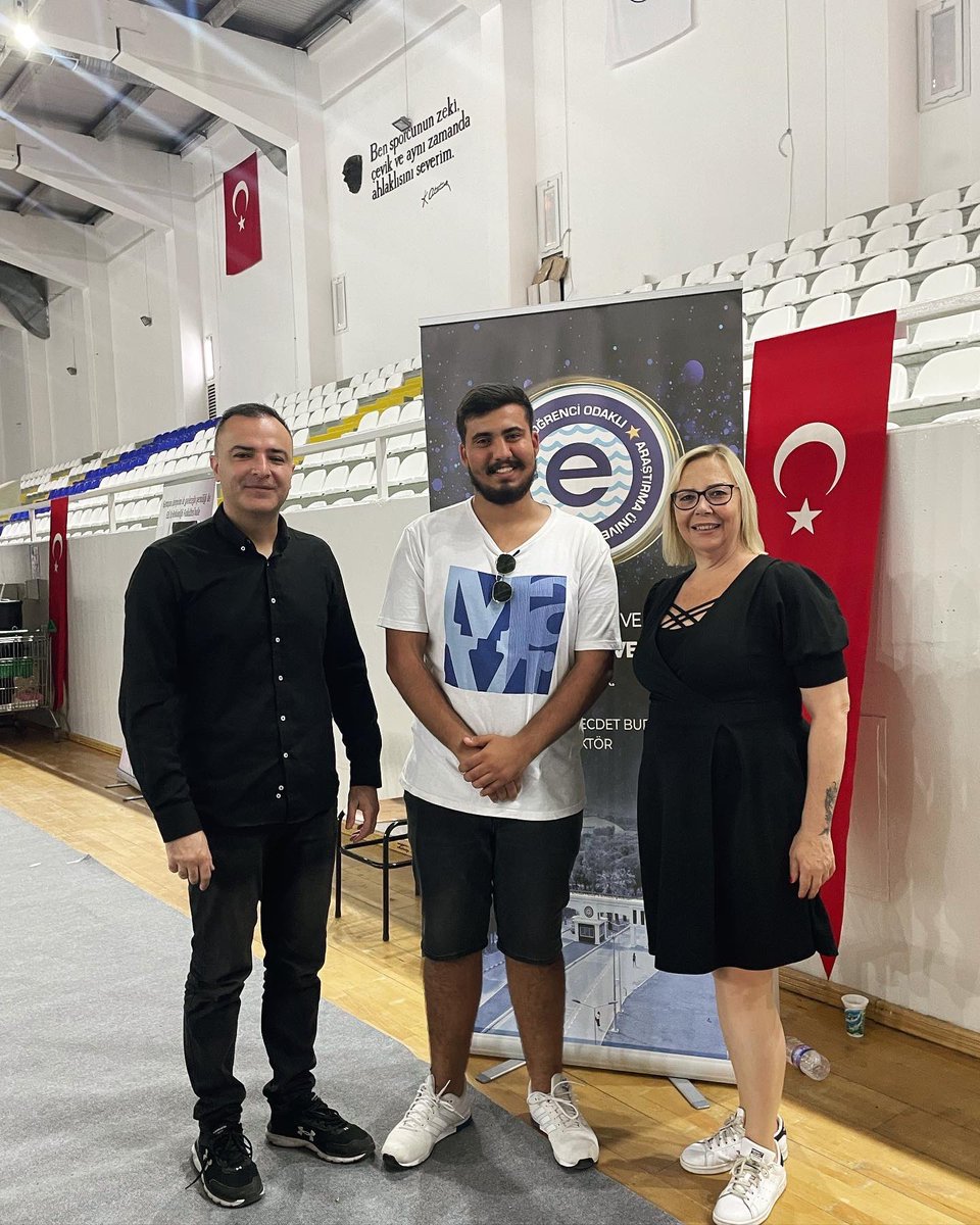 egeodek's tweet photo. Öğrenci Dekanlığı olarak tanıtım günlerinde aday öğrencilerimizle bir araya geldik. Rektörümüz Prof.Dr. Necdet Budak hocamızın misyonuyla Öğrenci odaklı üniversite misyonumuzu anlattık @ProfNecdetBudak @FiratSarsar https://t.co/YWSU640Mb7