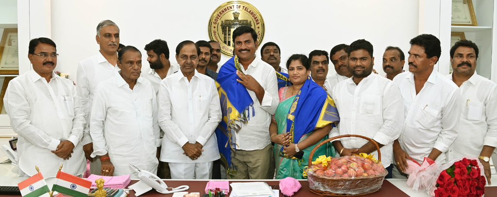 TheNaveena's tweet photo. Farmer who turned millionaire gifts tomatoes to CM KCR
CM congratulated farmer Bansuvada Mahipal Reddy of Medak district for growing tomato crop worth ₹3crore .
He already sold tomatoes worth ₹2crore and another crop worth another ₹1crore is ready for harvesting. https://t.co/yg47pekM4E