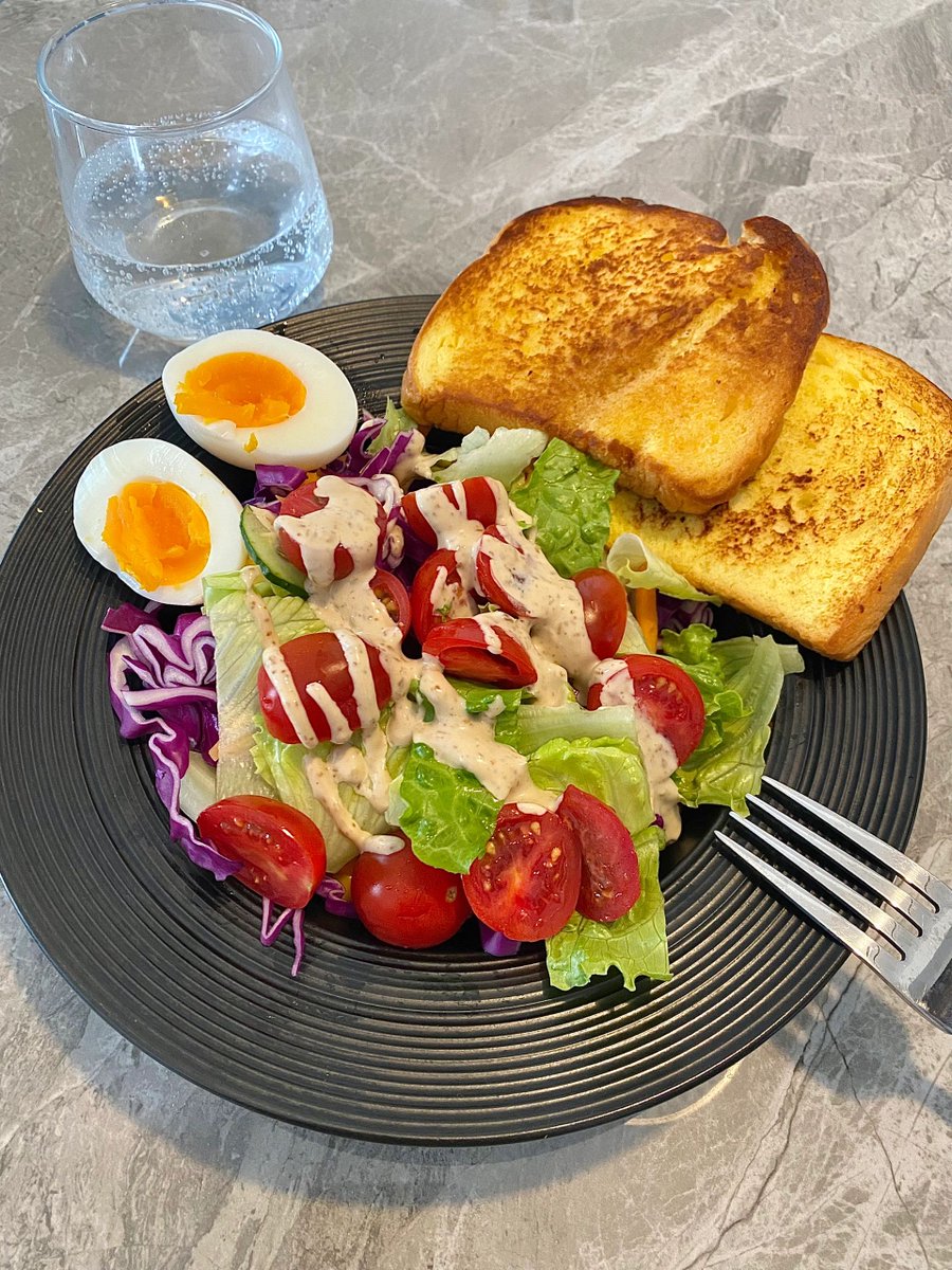 chavezizzy1999's tweet photo. Sam's Butter Bread 🧈!
It's super creamy, so go ahead and try it.
I cut a small slice of butter and fried it on low heat until it's browned on both sides.
It's a lot more flavorful.

#salad #brunch #sandwiches for breakfast #light salads https://t.co/KpZ9nA0HsZ