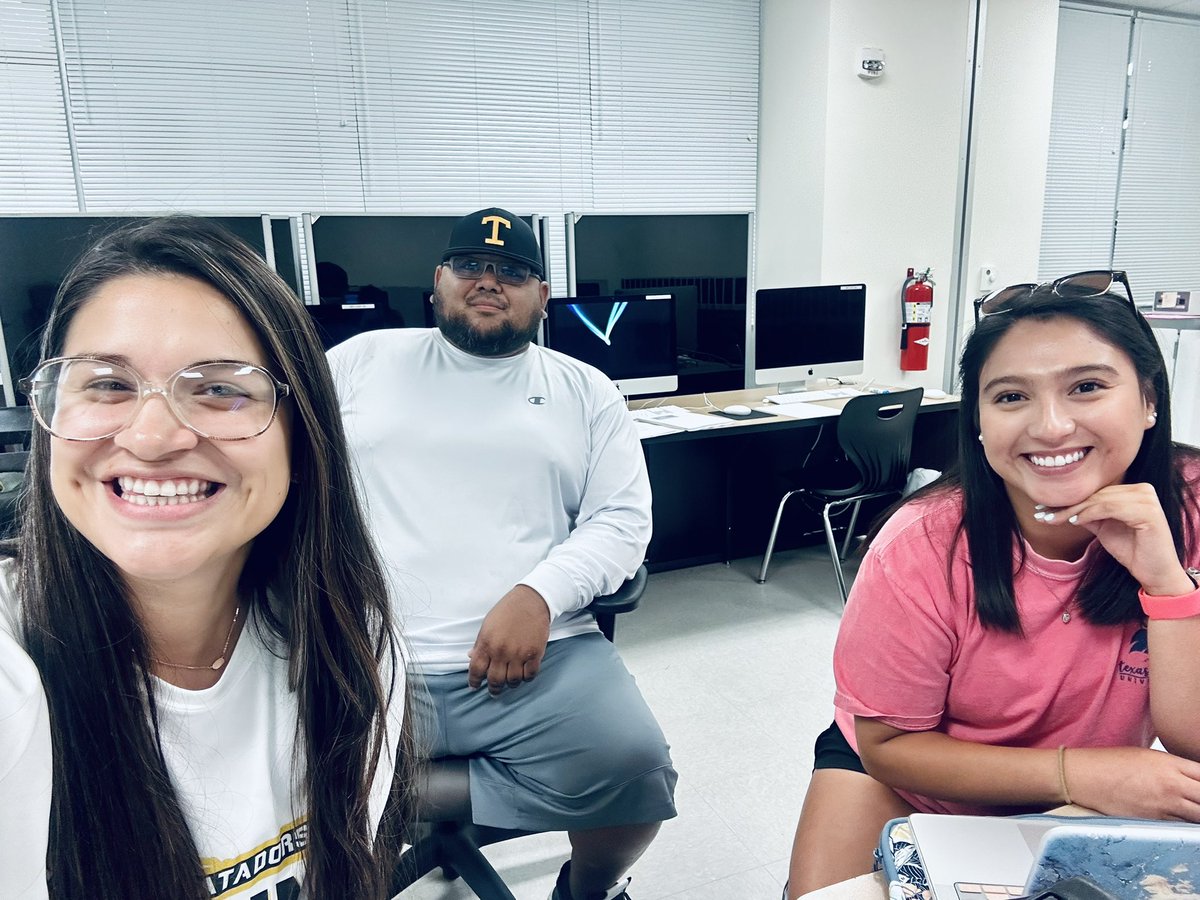 CoachDiaz__'s tweet photo. Geometry team hard at work #carnegiecurriculum #swordsup https://t.co/XhCh1odVs8