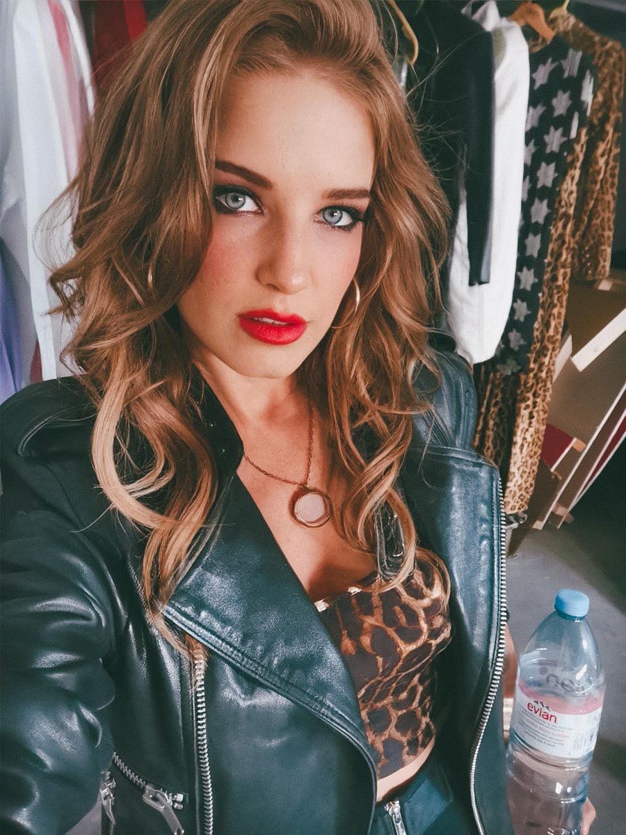 NewRetroWave's tweet image. Ahem... the one and only @ILOVENINAMUSIC 
😍 🥰 😘
#scalahearts #newretrowave