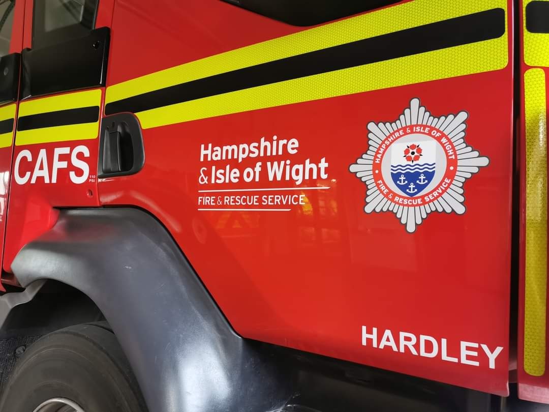 HantsIOW_fire's tweet photo. ⚠️ Don't be alarmed if you see fire engines around the Fawley Road area of #Hardley this evening.
🚒 Our on-call crews from @Hardley58, @Beaulieu_49, and @Hythe44 are carrying out a training exercise in the area. https://t.co/XTbsTRltze