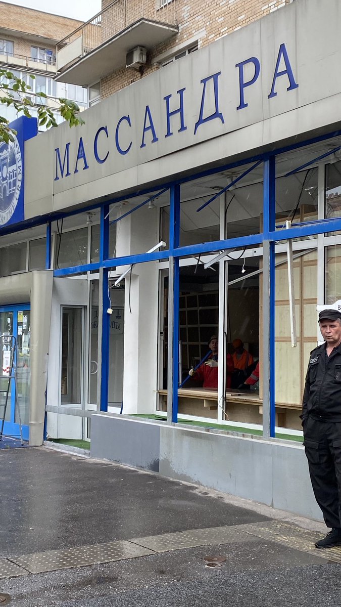 InaRuck's tweet image. Ein Wohnhaus beschädigt, das Dach einer Militärhochschule, ein paar Geschäfte. Heute früh schlugen zwei Drohnen in Moskau ein, eine davon in meinem Stadtbezirk. Die Umfrage in der Nachbarschaft war mühsam: Mit uns, einem  deutschen Sender, wollte kaum jemand reden