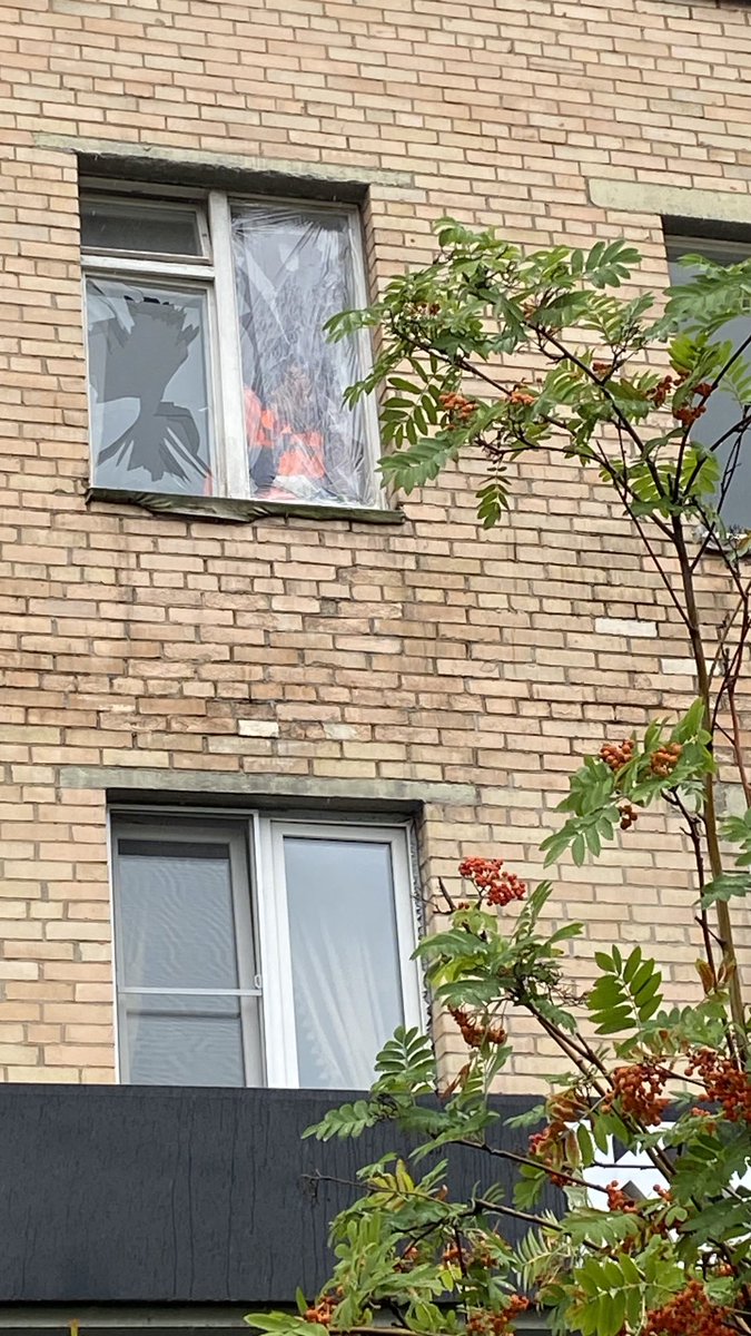 InaRuck's tweet image. Ein Wohnhaus beschädigt, das Dach einer Militärhochschule, ein paar Geschäfte. Heute früh schlugen zwei Drohnen in Moskau ein, eine davon in meinem Stadtbezirk. Die Umfrage in der Nachbarschaft war mühsam: Mit uns, einem  deutschen Sender, wollte kaum jemand reden