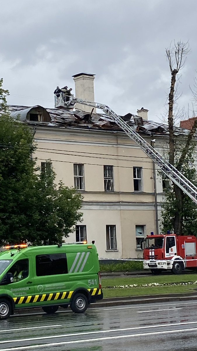 InaRuck's tweet image. Ein Wohnhaus beschädigt, das Dach einer Militärhochschule, ein paar Geschäfte. Heute früh schlugen zwei Drohnen in Moskau ein, eine davon in meinem Stadtbezirk. Die Umfrage in der Nachbarschaft war mühsam: Mit uns, einem  deutschen Sender, wollte kaum jemand reden