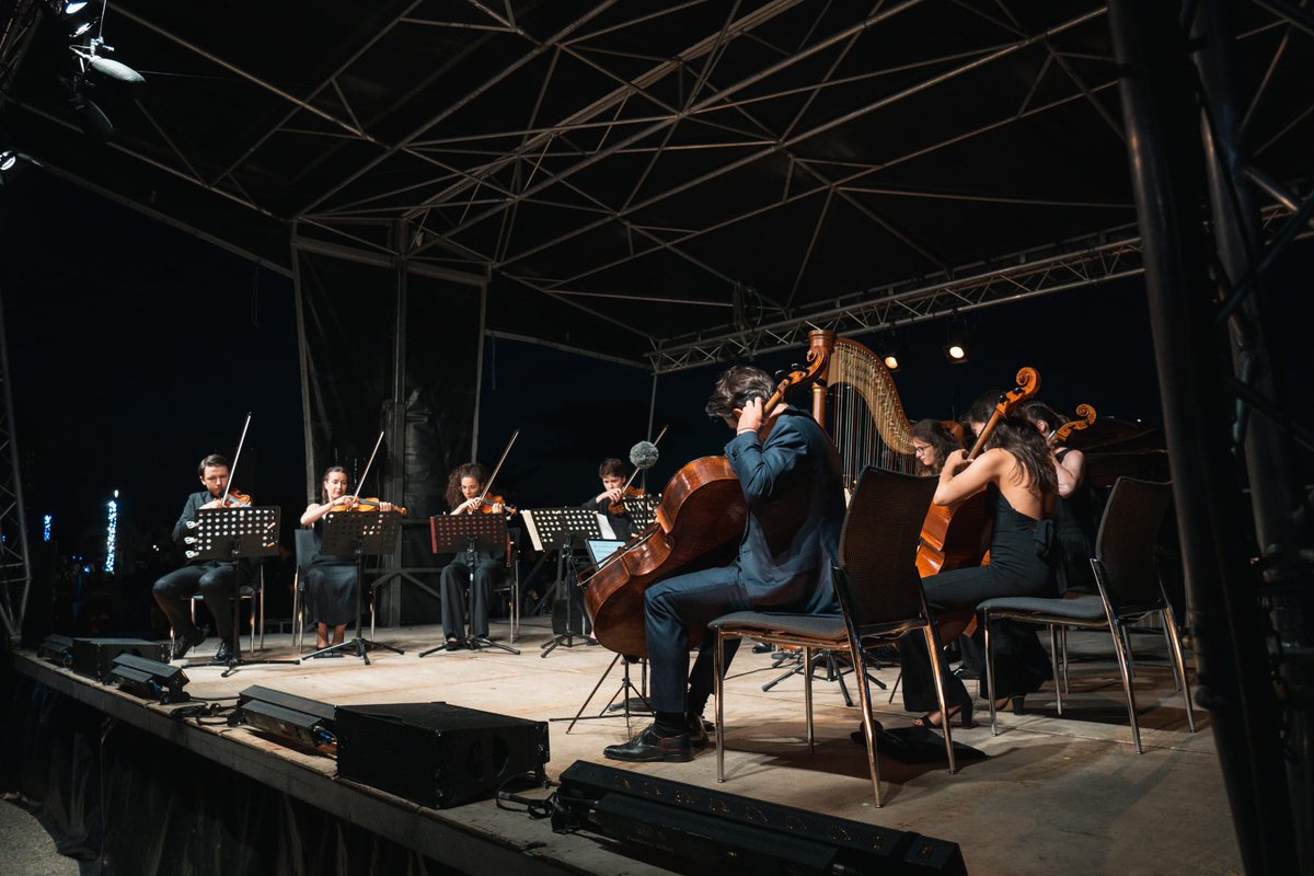 SocieteGenerale's tweet photo. 🎶 Clap de fin pour la 4e édition du festival itinérant #UnEtéEnFrance ! 👏 Bravo à tous les instrumentistes ayant accompagné @GautierCapucon sur les 14 concerts dans 10 villes et villages de France.
Merci au public très chaleureux ayant participé aux différents concerts !
#UEEF2023 #TheFutureIsYou #BuildingTogether