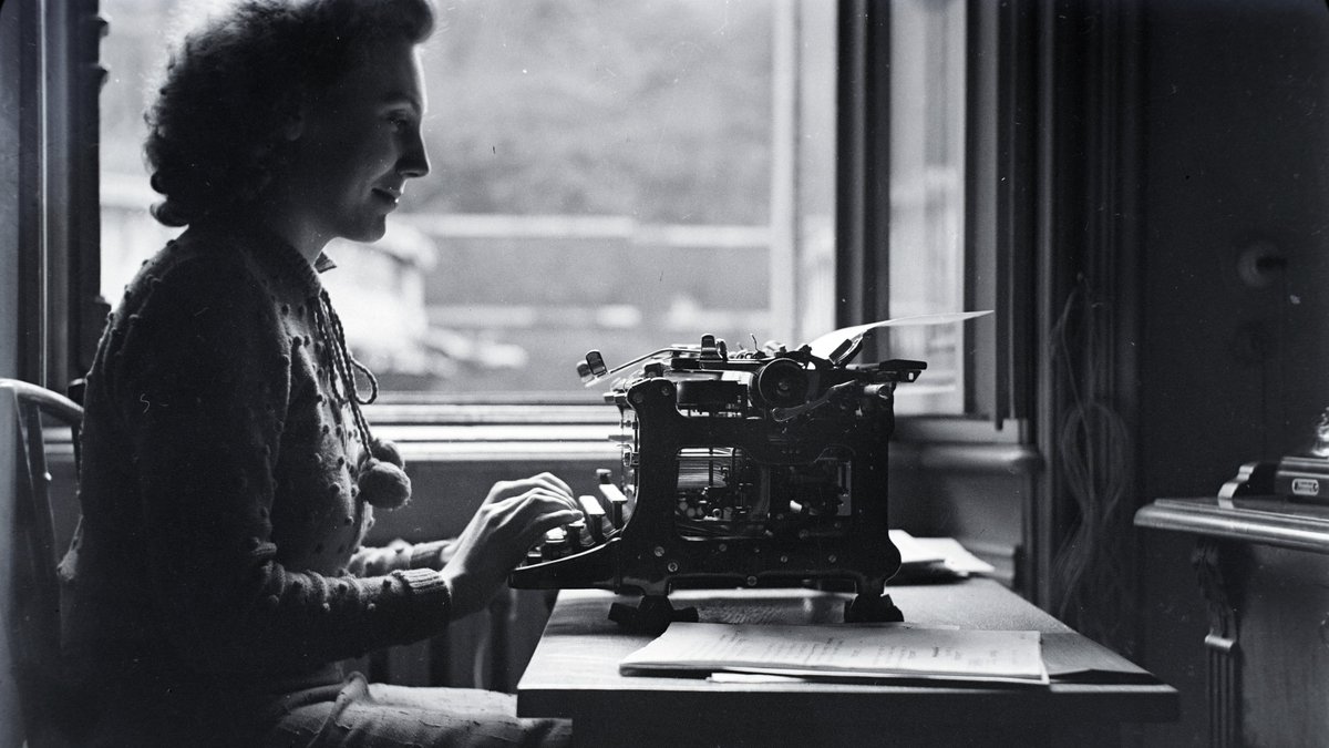 Considering submitting a paper to ASQ? For writing tips to follow and pitfalls to avoid, check out our Writing Tips for ASQ Submissions, which cover a range of useful topics, from writing a compelling introduction to crafting a good discussion: bit.ly/44T2kxJ
