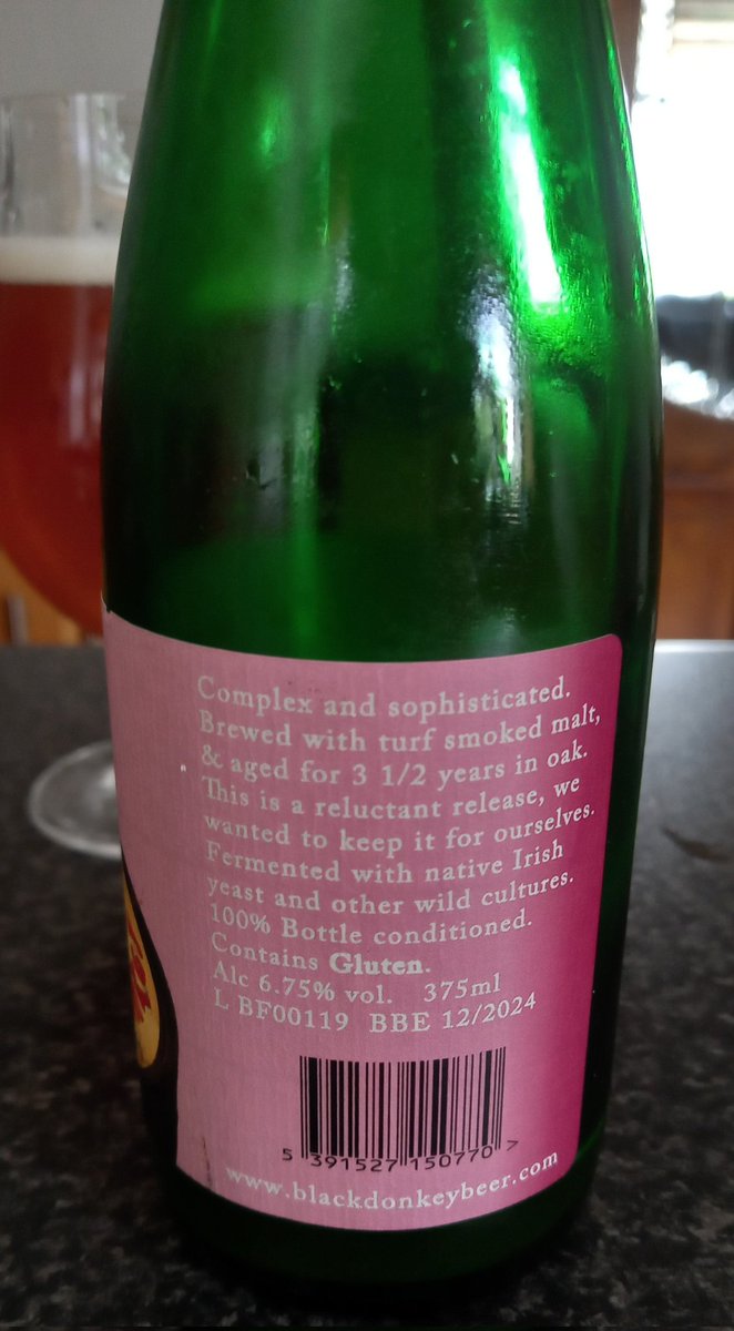 #BogFire from <a href="/BlackDonkeyBeer/">Black Donkey Brewing</a> delish smoky and malty with hint of bitterness and herb maybe dried grass and spice 6.75% superb #craftbeer #DrinkIrish #supportcraftbeer 😋👏👏