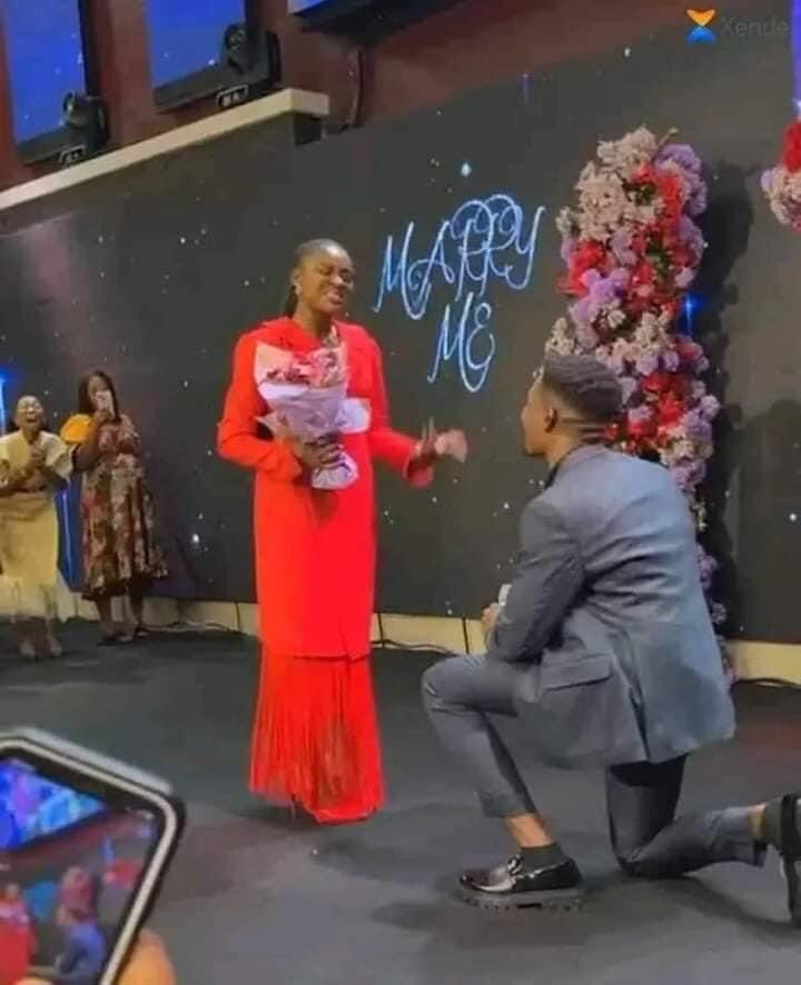 jesusplugtv's tweet photo. Let someone shout hallelujah🎺🎺🎺 Music Minister Yadah gets proposed to by her manager
Congratulations, ma @yadahworld
#yadah #proposal #noly
#love #loveofGod #grace
#Jesusplug #news #musicnews https://t.co/SlJ64uUB0d