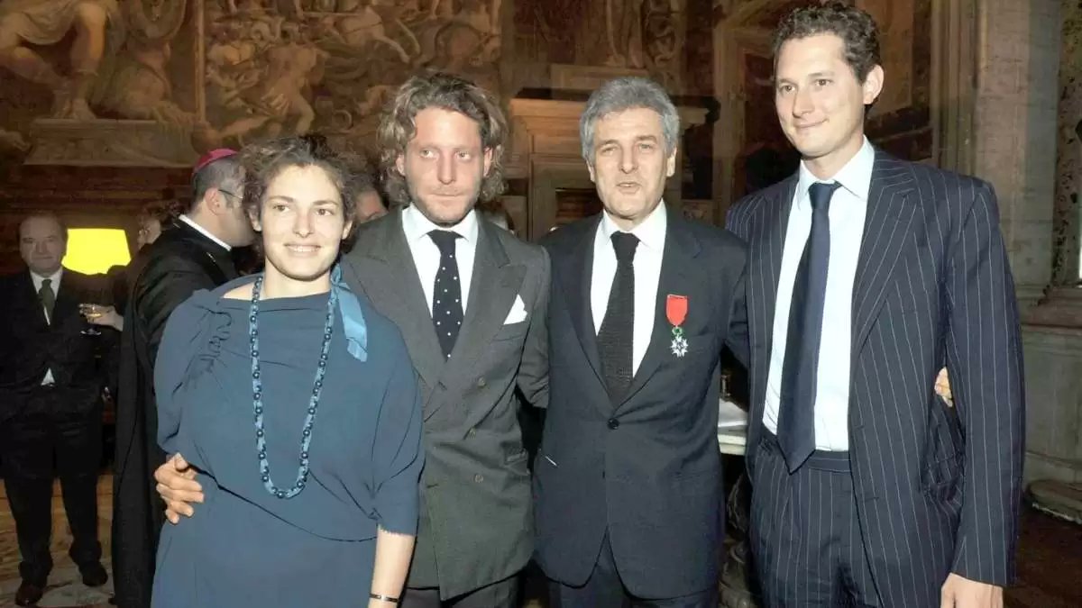 Il papà di John e Lapo Elkann lancia l'allarme: accanto a me, in 1^ classe, ragazzi tatuati e senza orologio!
Profondo sgomento ha suscitato l'articolo di oggi su Repubblica in cui Alain Elkann racconta la sua disavventura sul Roma-Foggia di Italo: lui leggeva Proust mentre i