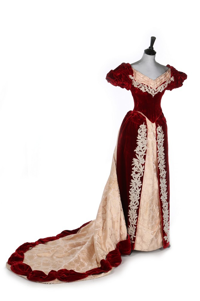 wikivictorian's tweet photo. Evening dress, 1885-90. Kerry Taylor Auctions. https://t.co/YWFIPiuY2q