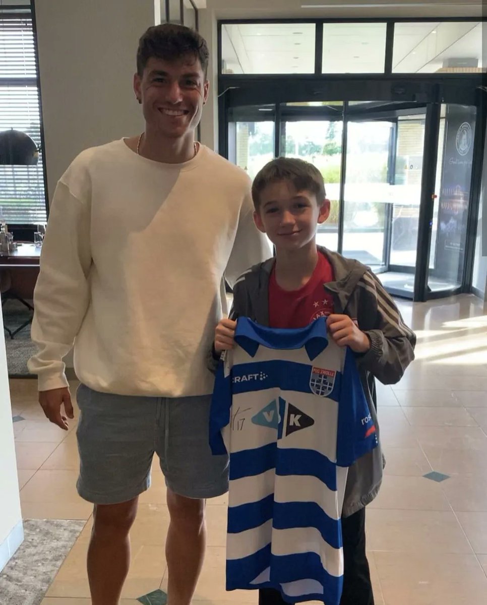 PennFusion_SA's tweet image. That moment when you&apos;re invited to train with coaches from Feyenoord, Utrecht, and FC Volendam in the Netherlands and #AwesomeAlum @fontana.99 from @peczwolle greets you at the hotel! Priceless! Thanks Anthony! #Pureclass #InspireExcellenceThroughSoccer