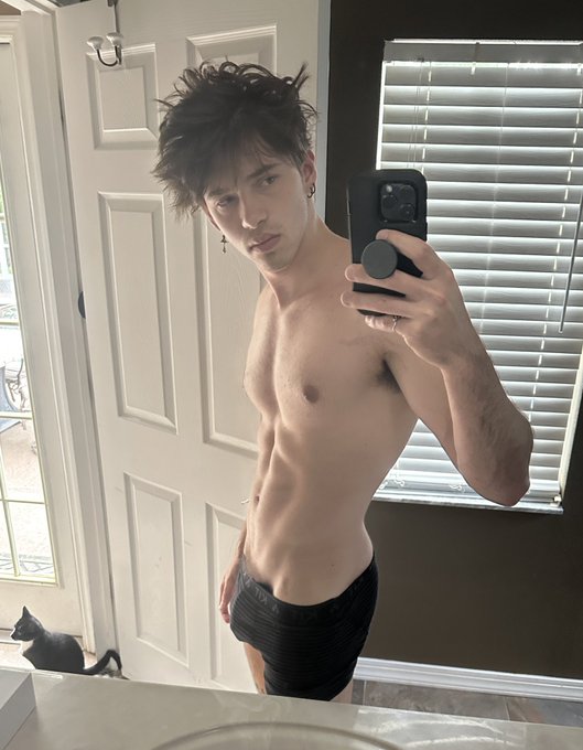 Cat is like: 🧎 https://t.co/PkHsHVdO1j<a href="/tag/kayn"class="tags"><span>#kayn</span></a><a href="/tag/heartsteel"class="tags"><span>#heartsteel</span></a>