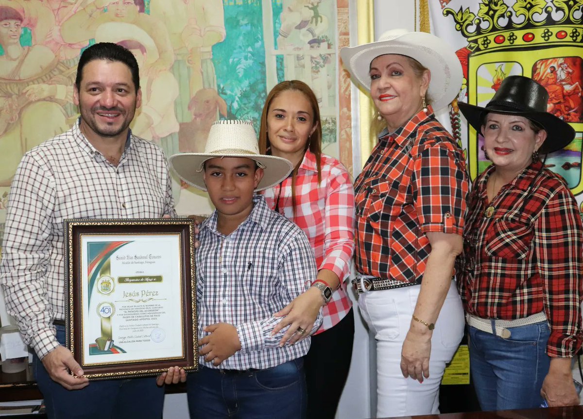 SamidSandoval's tweet photo. Honrado hoy de recibir en nuestro despacho al talentoso niño Jesús Pérez, ganador del primer lugar del Concurso El Príncipe del Acordeón. @tvnnoticias https://t.co/KP4dXmWdu4