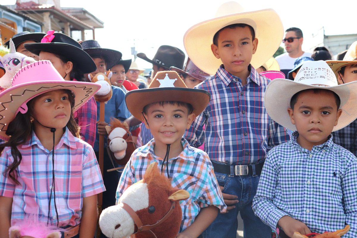 SamidSandoval's tweet photo. Honrado hoy de recibir en nuestro despacho al talentoso niño Jesús Pérez, ganador del primer lugar del Concurso El Príncipe del Acordeón. @tvnnoticias https://t.co/KP4dXmWdu4