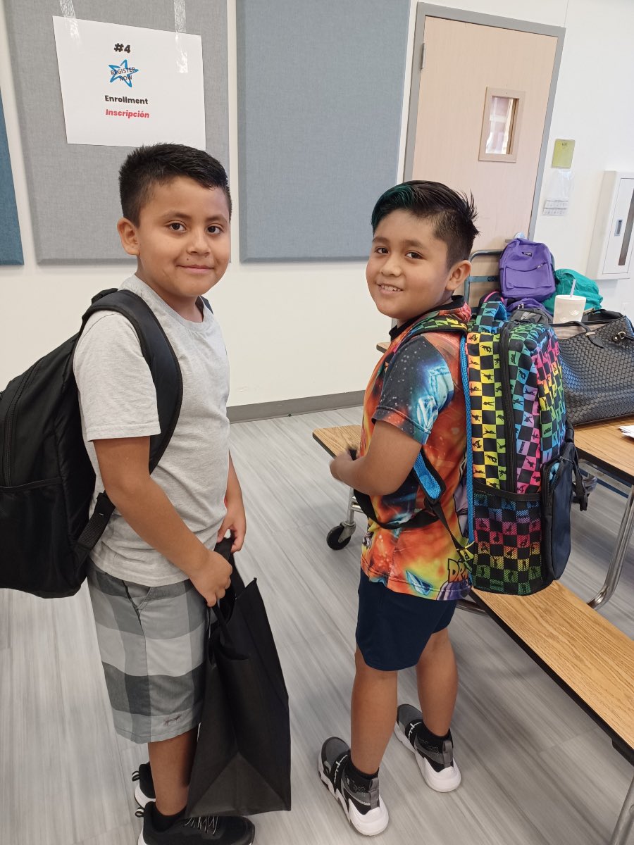 DlrMaggie's tweet photo. Early enrollment has started @CFBISD It was all 😃😃 #students #parents #FreeBackPacks #vaccines https://t.co/U6A6HT7wtW