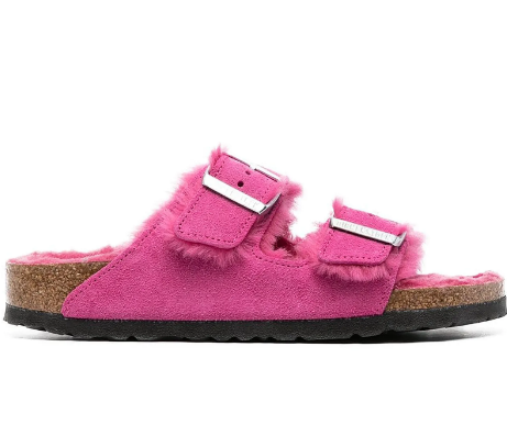EscatUninter's tweet image. Barbie nos confirma que este verano 2023 llevaremos sandalias rosas
Margot Robbie en su papel de Barbie estereotipada solo cambiaría sus clásicos zapatos de tacón por las sandalias Birkenstock.
#Uninter #UninterMás #UninterTeConecta #Barbie #Tendencia #Sandalias