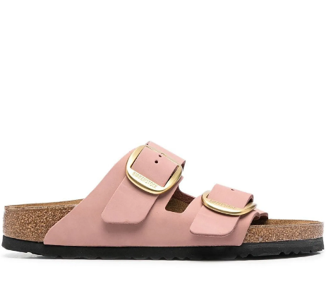 EscatUninter's tweet image. Barbie nos confirma que este verano 2023 llevaremos sandalias rosas
Margot Robbie en su papel de Barbie estereotipada solo cambiaría sus clásicos zapatos de tacón por las sandalias Birkenstock.
#Uninter #UninterMás #UninterTeConecta #Barbie #Tendencia #Sandalias